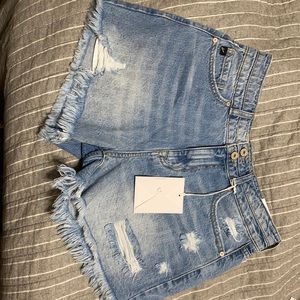 New with tags distressed KanCan shorts
